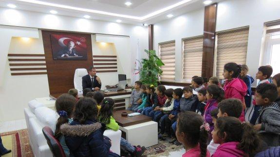 İlçe Milli Eğitim Müdürümüz Abdulkadir Altay, Toptepe İlkokulu öğrencilerini misafir etti.