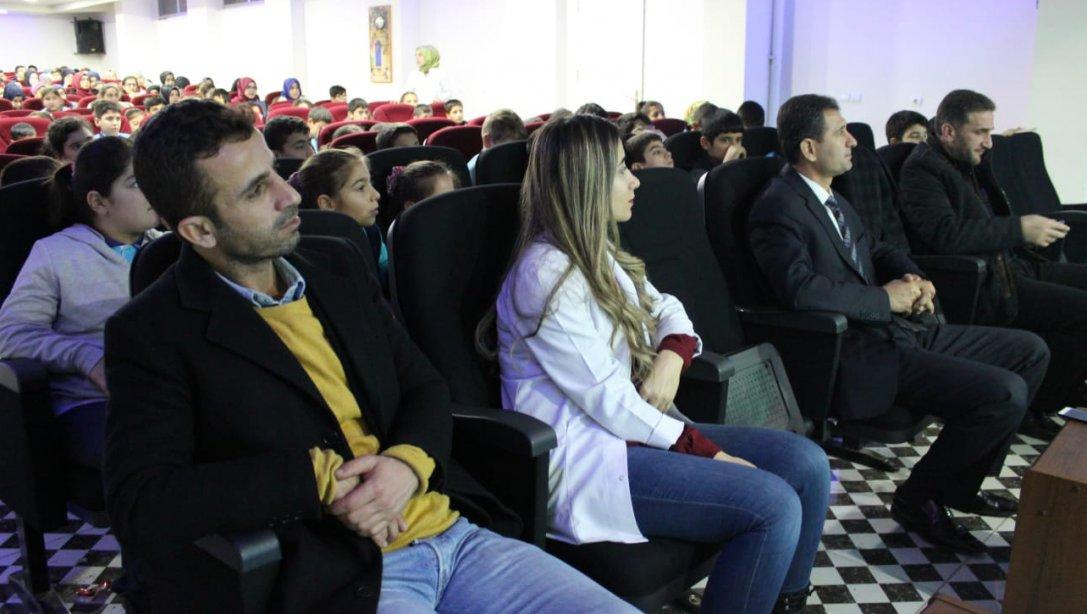 Okul yazar buluşmaları kapsamında eğitimci yazar Mikail Okumuş, Midyat Anadolu İmam Hatip Lisesi öğrencileriyle bir araya geldi.