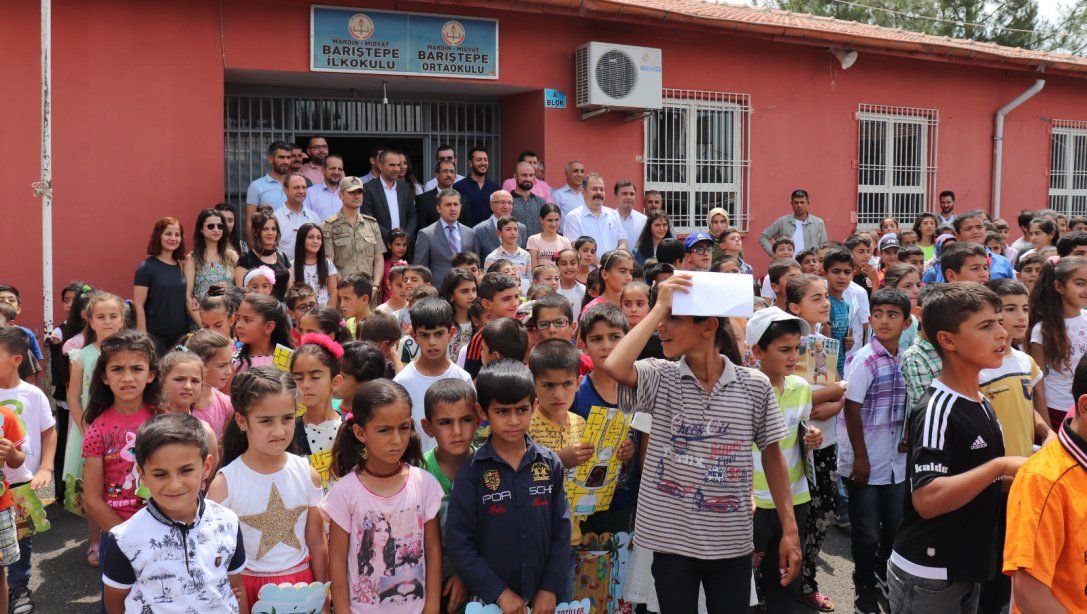 İlçe Kaymakamımız Sayın Hüseyin TEKİN  Barıştepe İlkokulu-Ortaokulu'ndaki Karne Dağıtım Törenine Katıldı