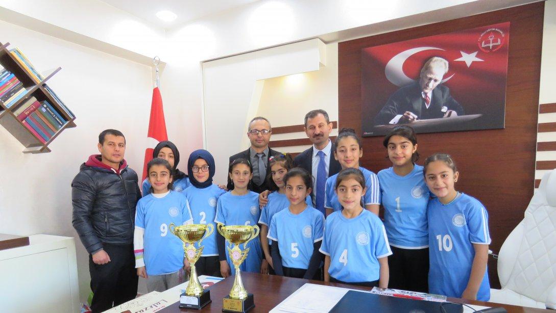Okul Sporları Küçük Kız Voleybol Dalında   İl Birincisi Olan Öğrencilerimiz  İlçe Milli Eğitim Müdürümüz Abdulkadir ALTAY´ı Makamında Ziyaret Etti