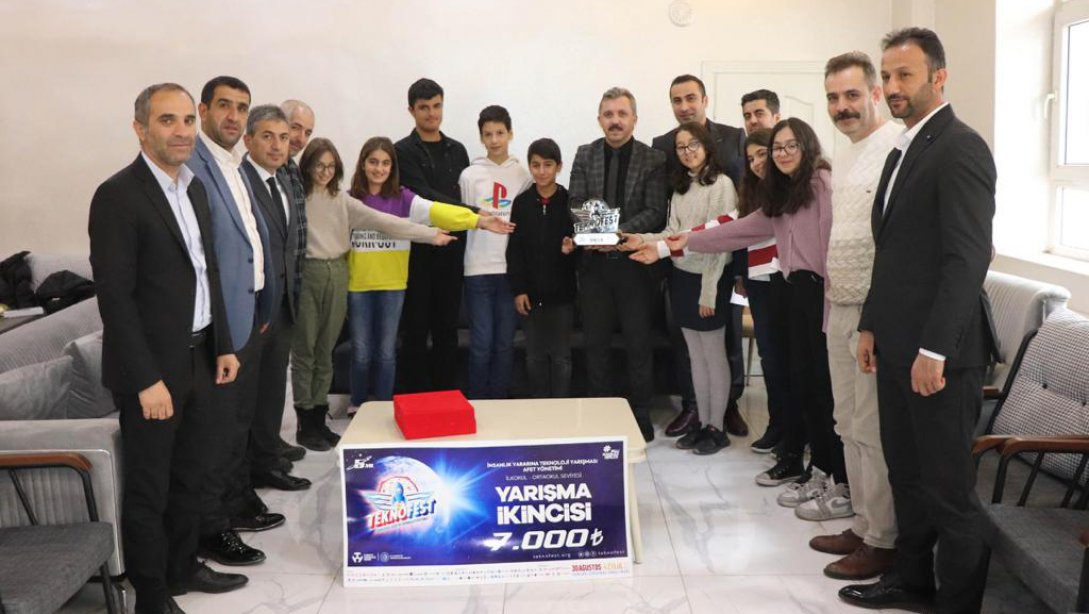 Kaymakamımız Sayın Ahmet SOLMAZ, TEKNOFEST yarışmalarında dereceye giren BİLSEM öğrenci ve danışman öğretmenlerini kabul etti. 