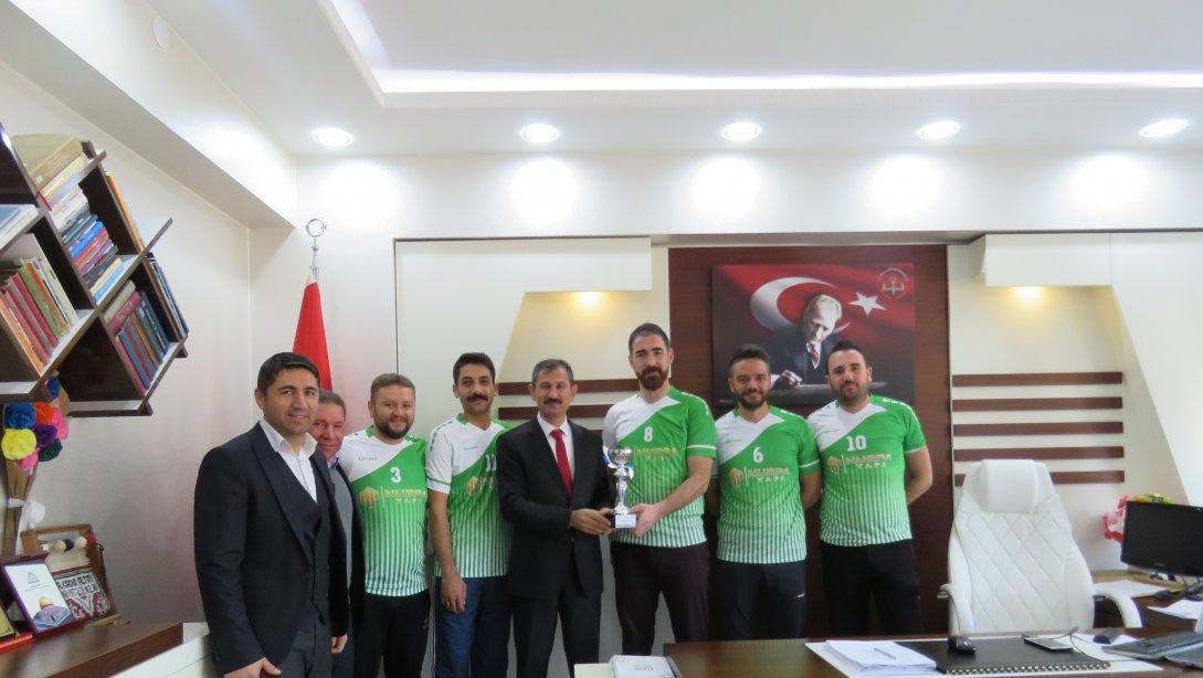''Türkiye Öğretmenler Kupası'' Müsabakalarında  İl  3.sü  Olan  İlçemiz  Voleybol Takımı   İlçe Milli Eğitim Müdürümüzü Ziyaret etti.