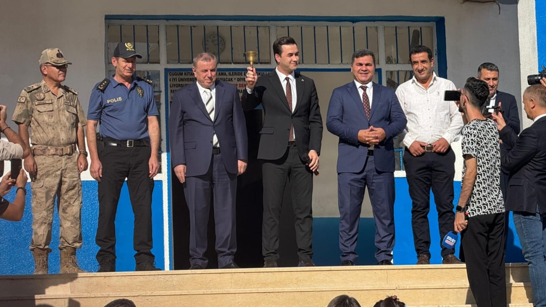 KAYMAKAMIMIZ SAYIN MEHMET KAYA 2025-2026 EĞİTİM ÖĞRETİM DÖNEMİ İLK DERS ZİLİNİ ÇALDI.